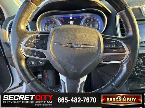 Used 2017 Chrysler 300 C image 9