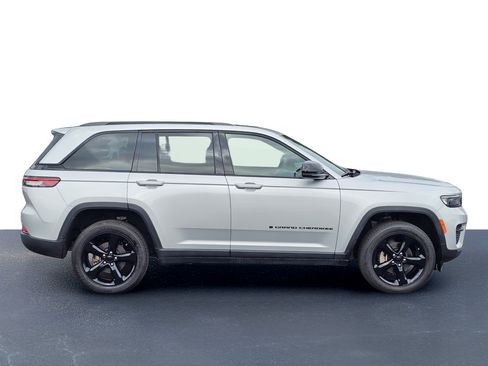 Used 2023 Jeep Grand Cherokee Altitude AWD/4WD image 7