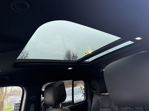 Used 2025 Land Rover Defender 130 X-Dynamic SE image 11