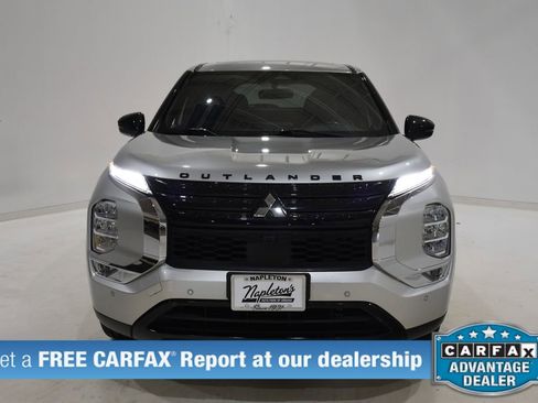 Used 2022 Mitsubishi Outlander SE image 2