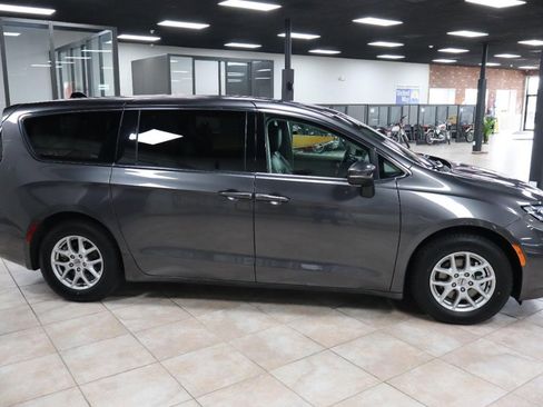Used 2023 Chrysler Pacifica Touring-L FWD image 7
