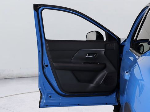 Used 2025 Nissan Kicks SR image 13