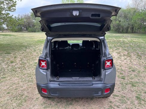 Used 2020 Jeep Renegade Latitude w/ Cold Weather Group AWD/4WD image 9