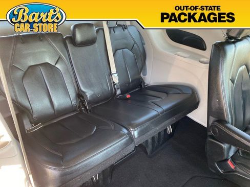 Used 2017 Chrysler Pacifica Touring-L image 10