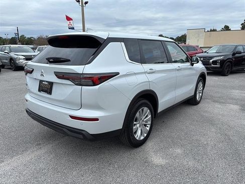 New 2026 Mitsubishi Outlander ES image 6