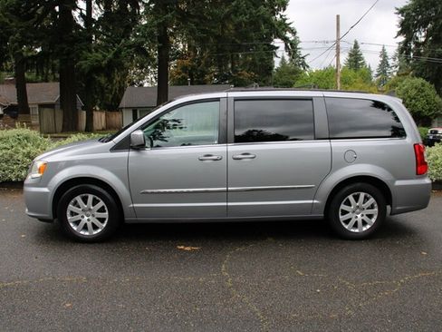 Used 2014 Chrysler Town & Country Touring image 14