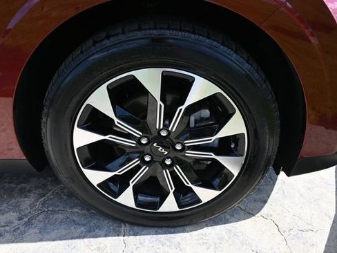 Used 2022 Kia Carnival EX FWD image 11