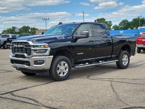 Used 2026 RAM 2500 Big Horn AWD/4WD image 2