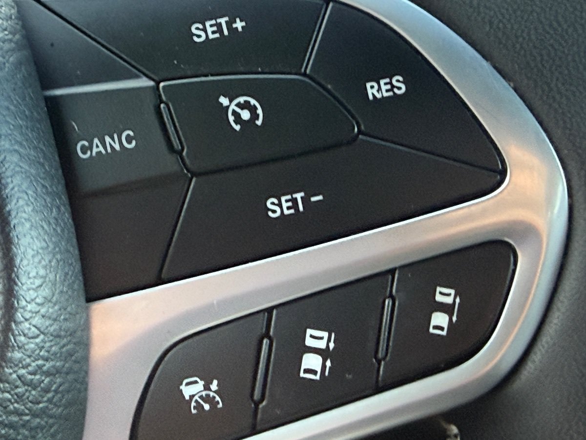 Used 2025 Chrysler Pacifica Select FWD image 30