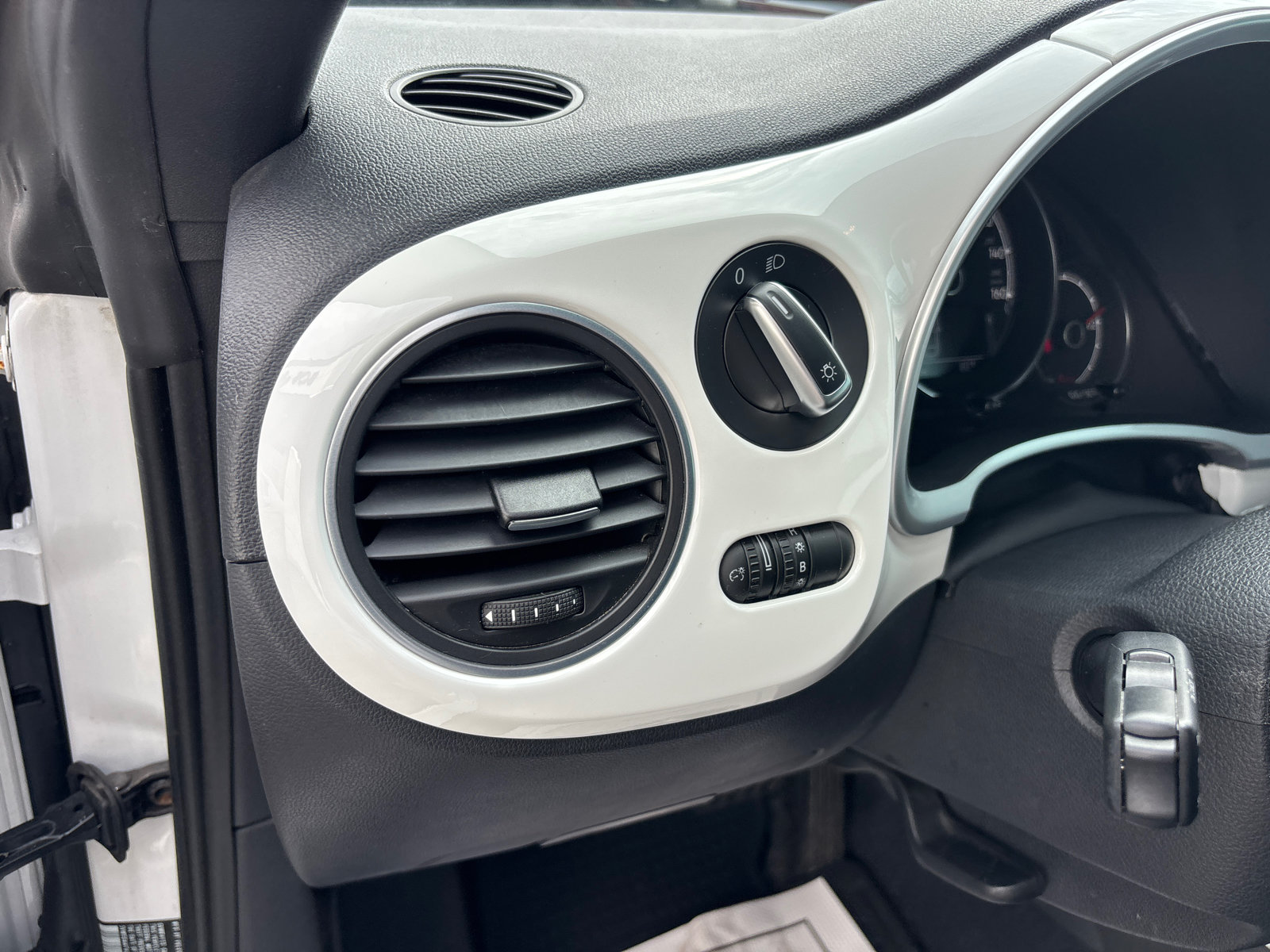 Used 2018 Volkswagen Beetle 2.0T S FWD image 14