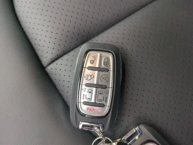 New 2026 Chrysler Pacifica Select FWD image 35