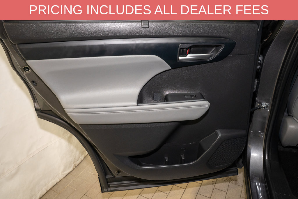 Used 2024 Toyota Highlander XLE FWD image 12