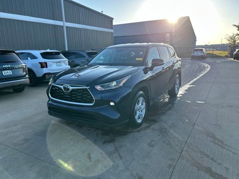 Used 2021 Toyota Highlander LE AWD/4WD image 1
