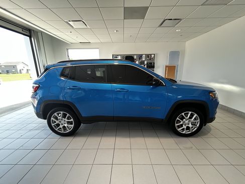 Used 2024 Jeep Compass Latitude w/ Sun and Sound Group AWD/4WD image 6