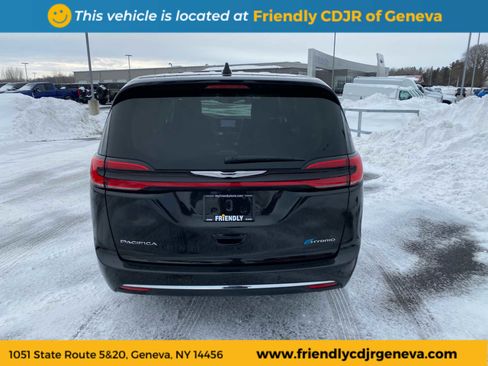 Used 2023 Chrysler Pacifica Touring-L image 6