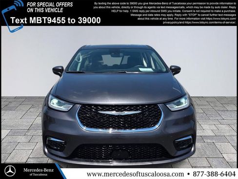 Used 2023 Chrysler Pacifica Touring-L FWD image 2