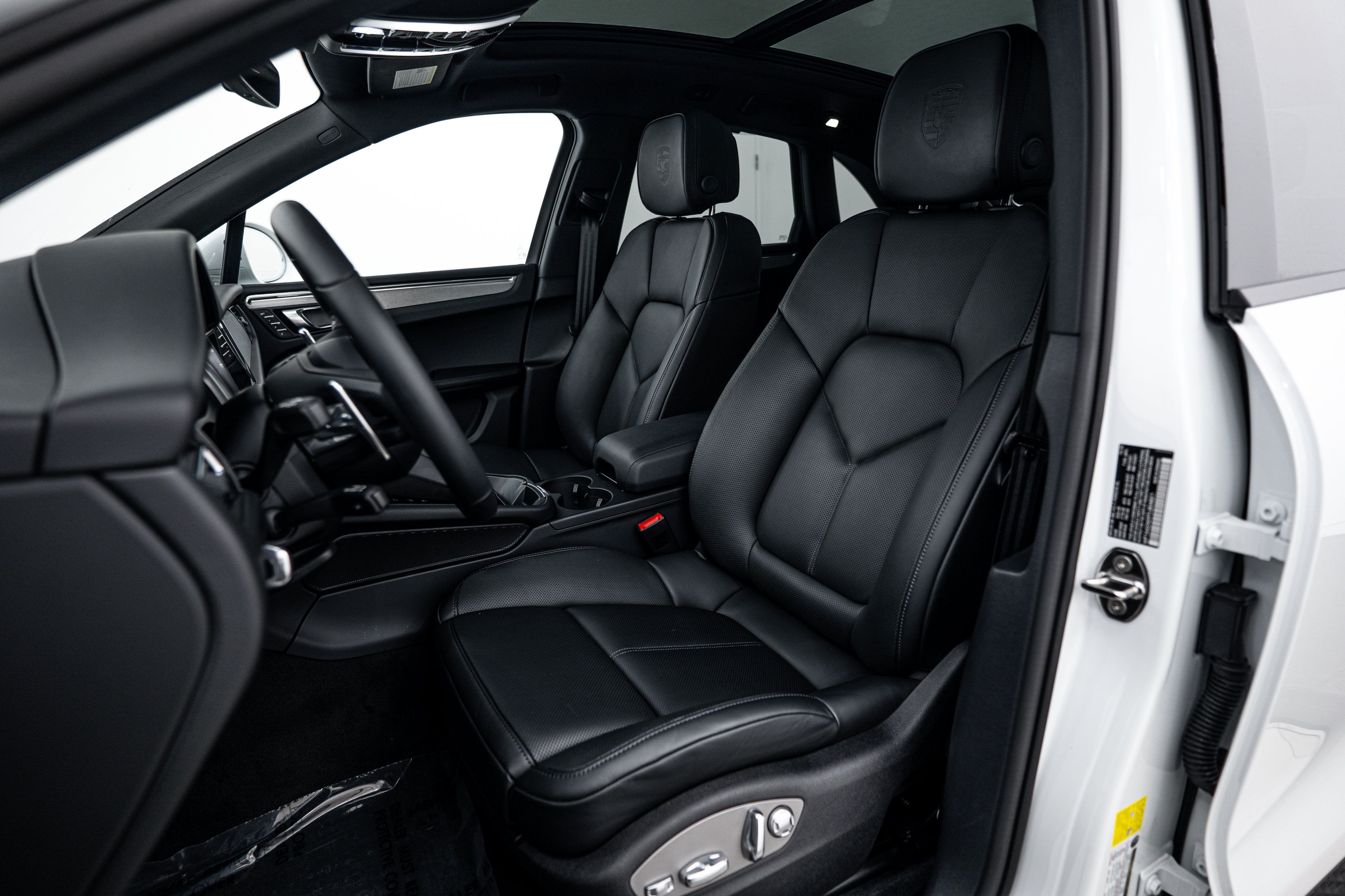 Certified 2026 Porsche Macan AWD/4WD image 5