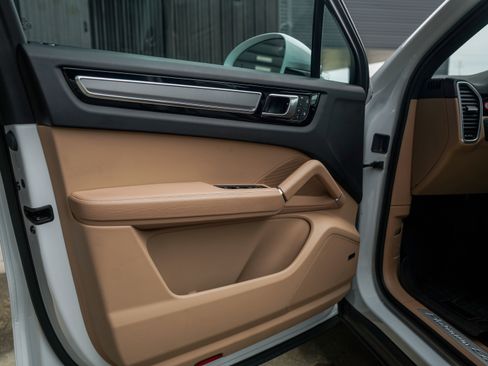 Certified 2022 Porsche Cayenne Platinum Edition image 16