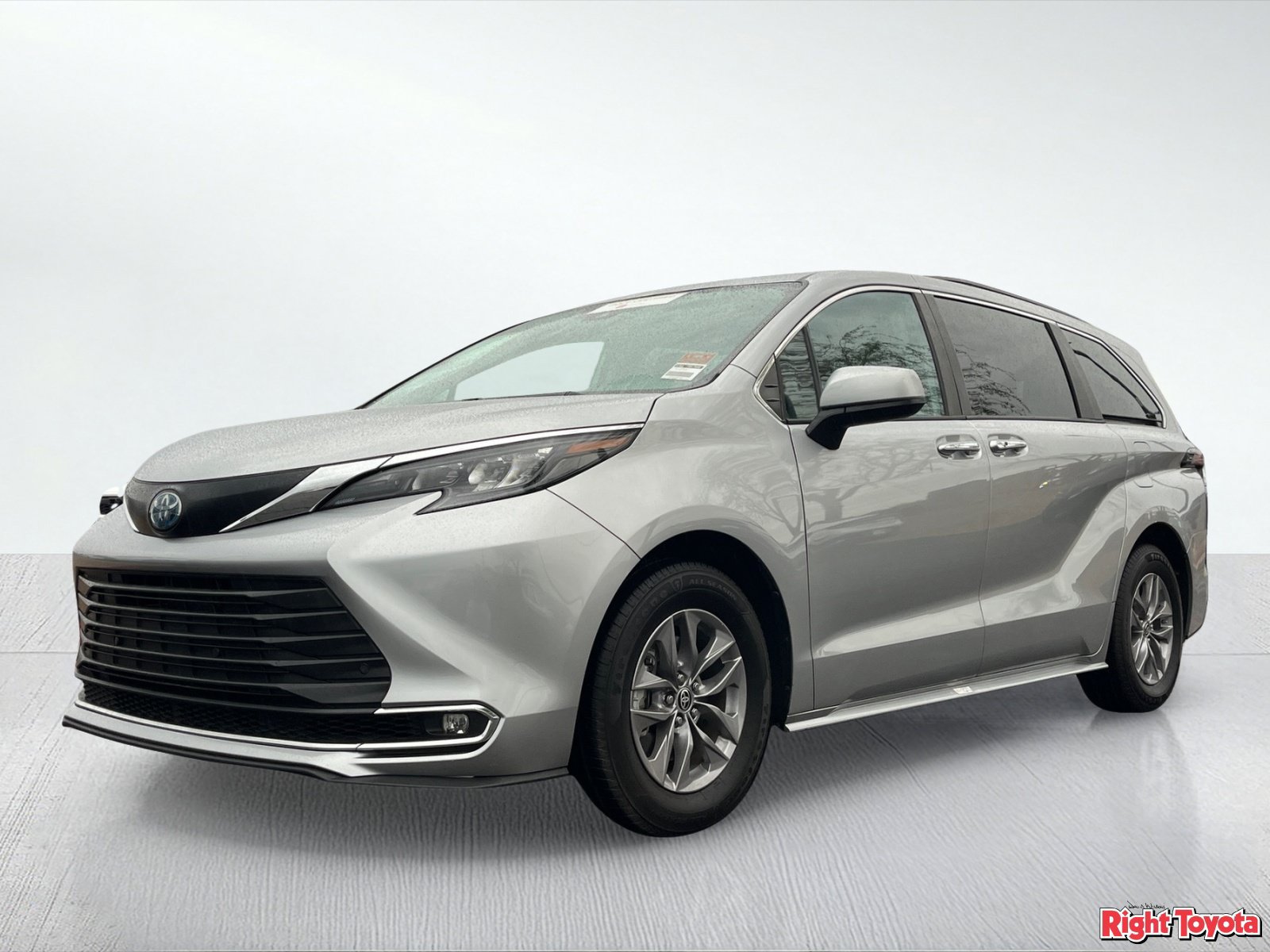 Certified 2024 Toyota Sienna XLE FWD image 2