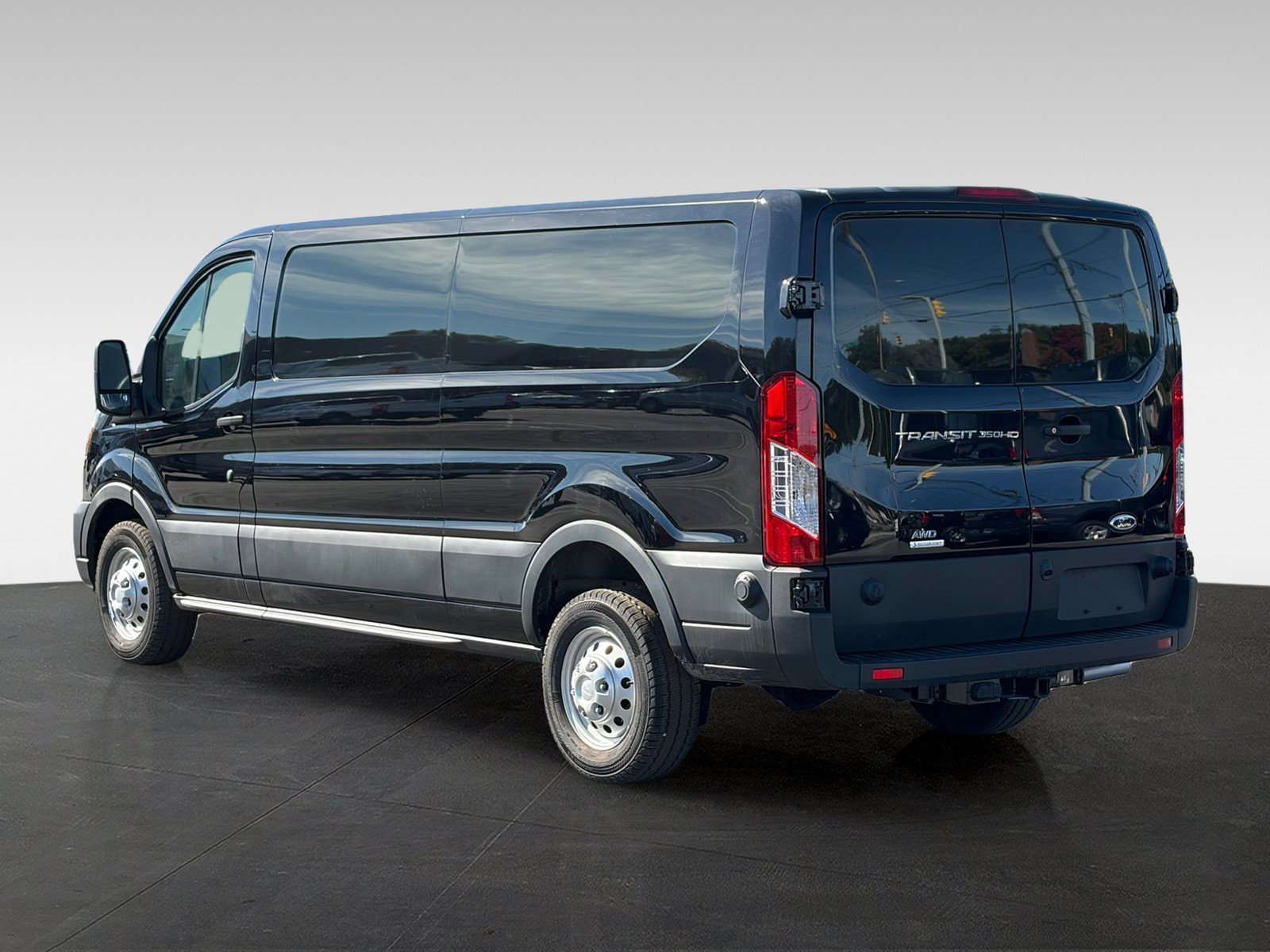 Used 2025 Ford Transit 350 148 Low Roof AWD w/ Exterior Upgrade Package image 7