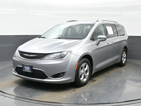 Used 2017 Chrysler Pacifica Touring-L Plus image 1