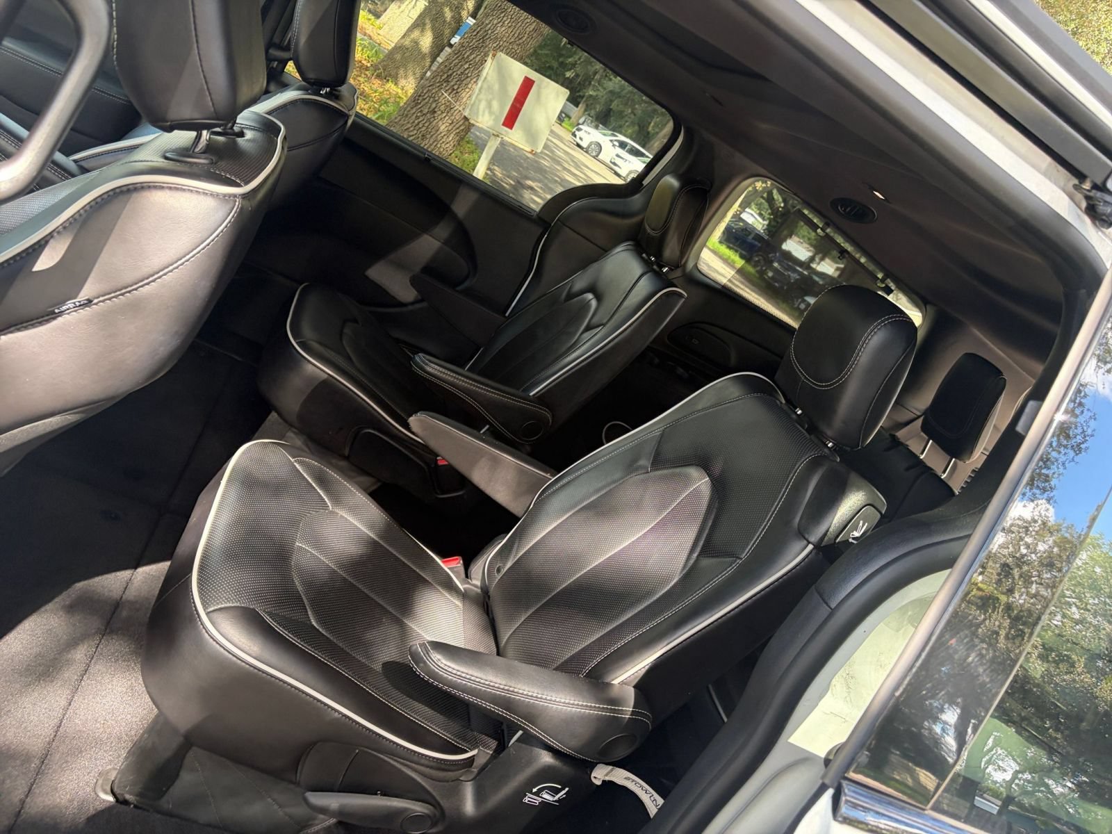 Used 2025 Chrysler Pacifica Limited FWD image 29