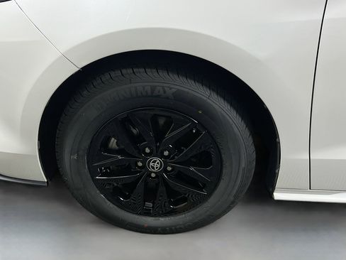 Used 2024 Toyota Sienna XLE FWD image 13
