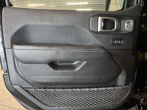 Used 2022 Jeep Wrangler Unlimited Sahara AWD/4WD image 15
