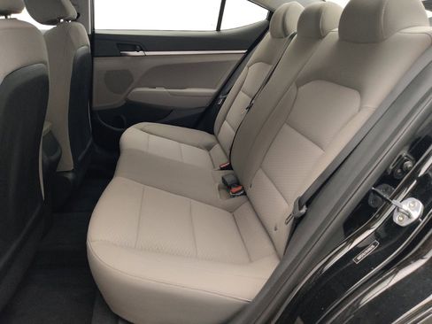 Used 2019 Hyundai Elantra SE w/ Winter Weather Package FWD image 18