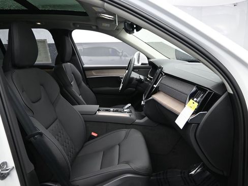 New 2025 Volvo XC90 B5 Plus w/ Protection Package Premier image 30
