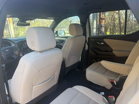 Used 2022 Chevrolet Traverse LT image 17