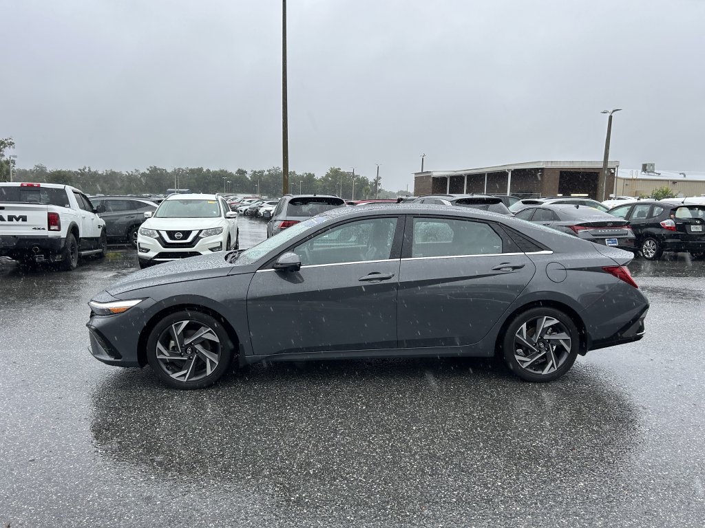 Certified 2024 Hyundai Elantra Limited FWD image 10