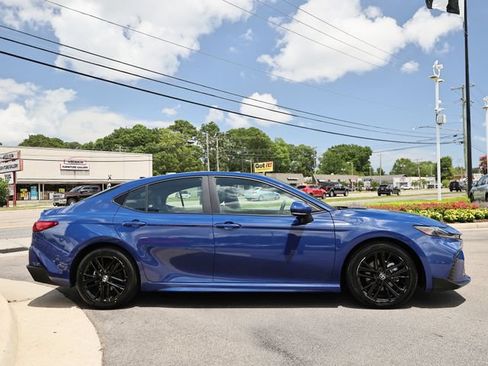 Used 2025 Toyota Camry SE FWD image 9