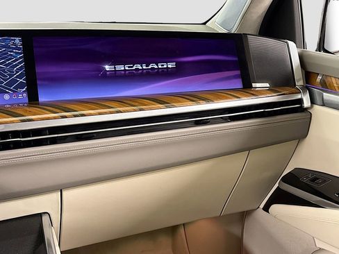 Used 2025 Cadillac Escalade Sport Platinum w/ LPO, Floor Liner Package AWD/4WD image 24