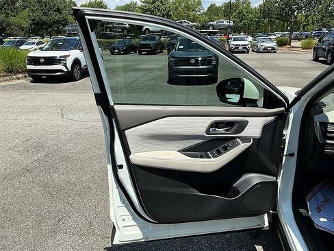 Certified 2023 Nissan Rogue SV FWD image 11