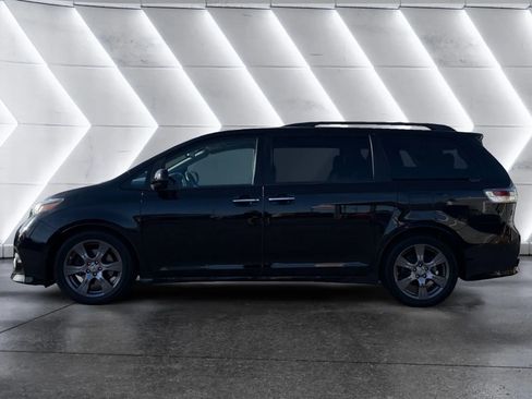 Used 2017 Toyota Sienna SE Premium image 2