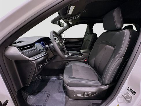 Used 2024 Jeep Grand Cherokee Laredo X image 20