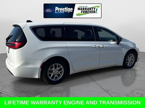 Used 2024 Chrysler Pacifica Touring-L FWD image 4