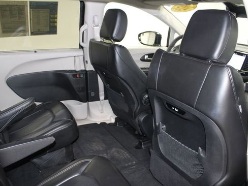 Used 2024 Chrysler Pacifica Touring-L image 32