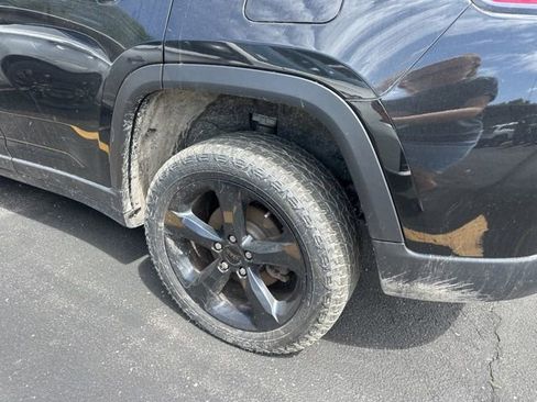 Used 2023 Jeep Grand Cherokee Altitude AWD/4WD image 12