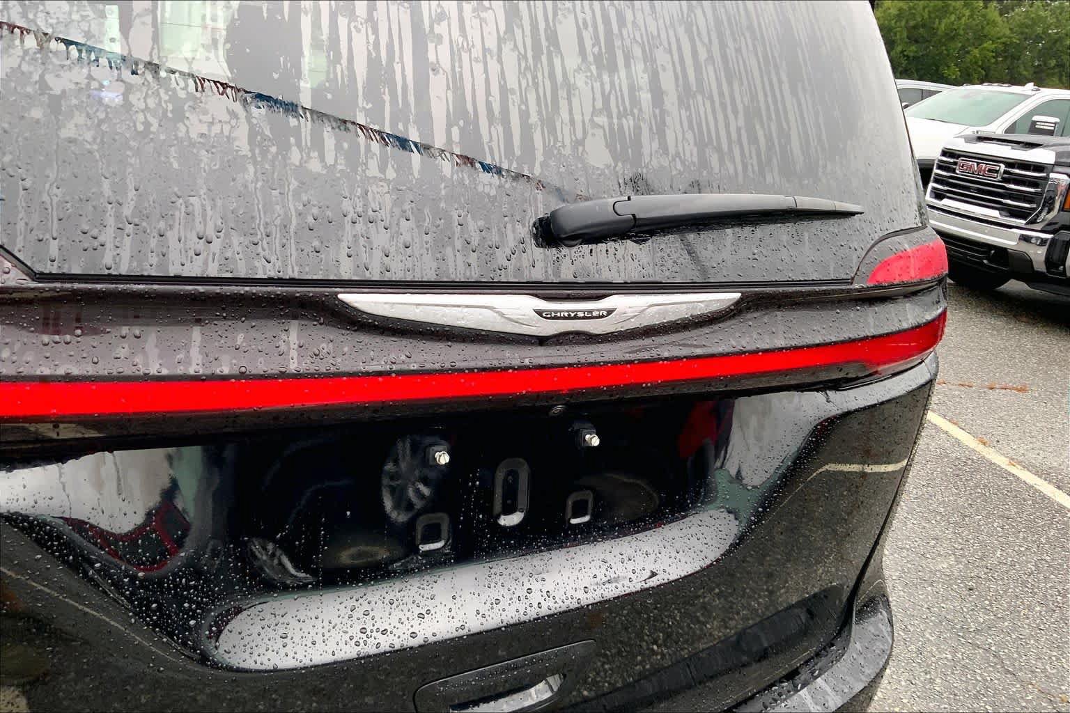 Used 2024 Chrysler Pacifica Touring-L FWD image 27