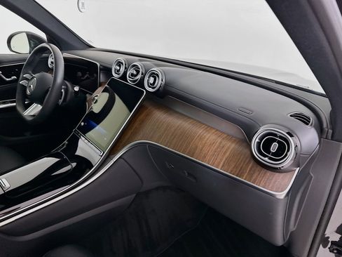 Used 2025 Mercedes-Benz GLC 300 4MATIC image 32