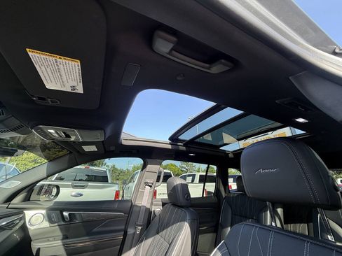 Used 2025 Buick Enclave Avenir w/ Super Cruise Package FWD image 32