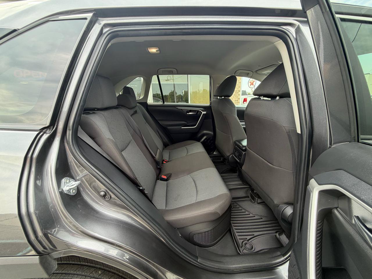 Used 2025 Toyota RAV4 XLE AWD/4WD image 25