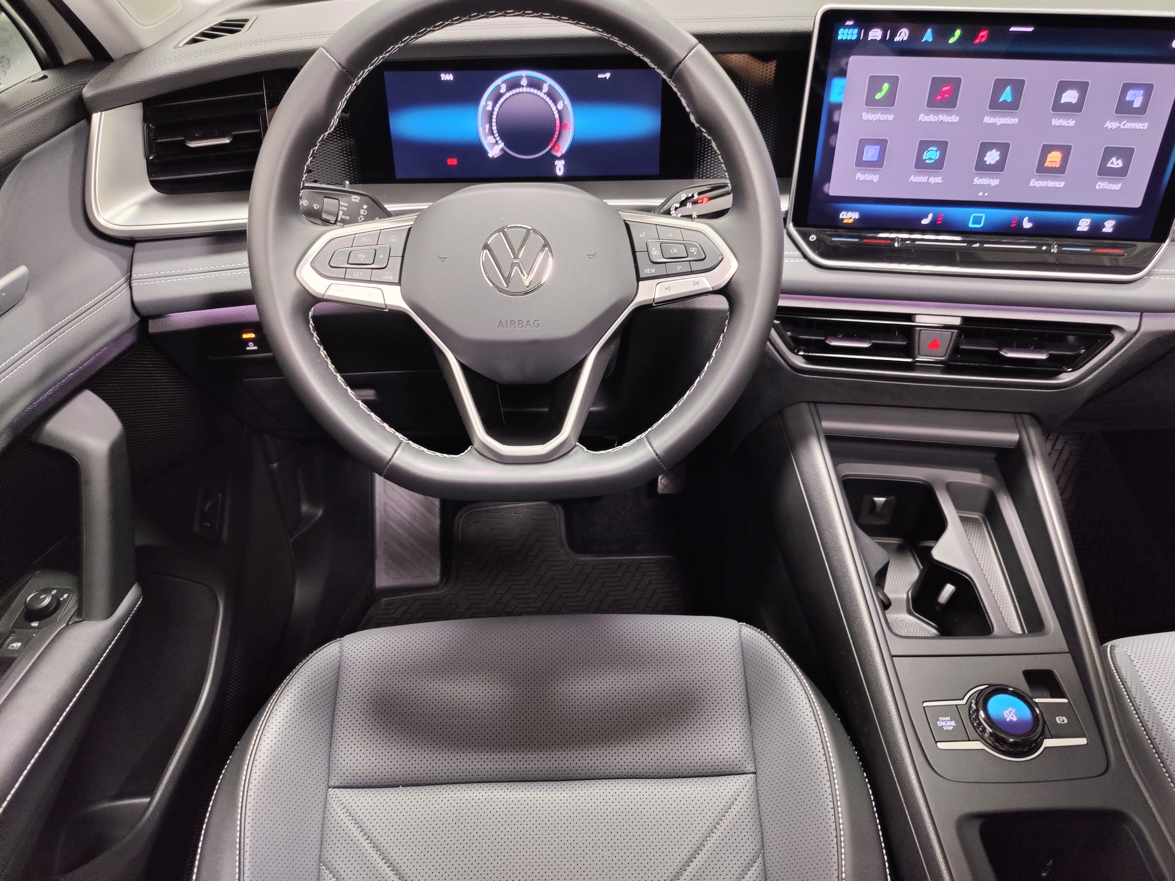 Used 2025 Volkswagen Tiguan SE w/ Panoramic Sunroof Package AWD/4WD image 19