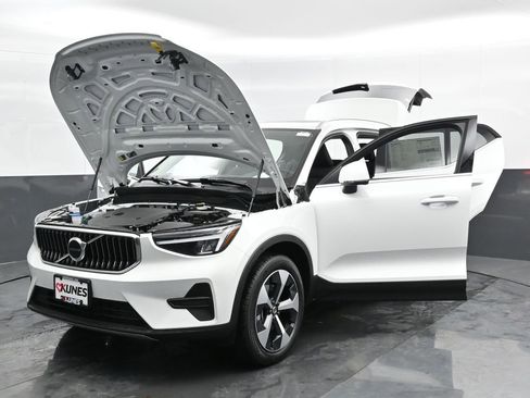 New 2025 Volvo XC40 B5 Core w/ Protection Package Premier image 46