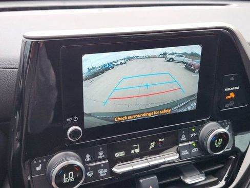 Used 2023 Toyota Highlander XLE image 7