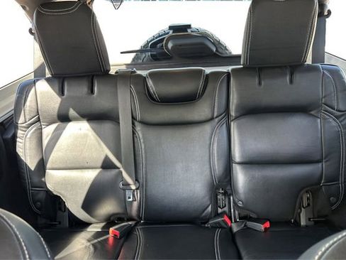 Used 2018 Jeep Wrangler Unlimited Sahara w/ Uconnect 4C Nav & Sound Group AWD/4WD image 15