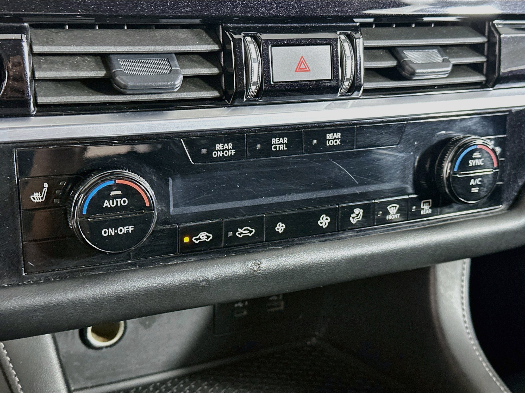 Used 2025 Nissan Pathfinder SV FWD image 23