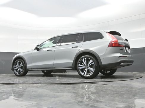 Used 2025 Volvo V60 B5 Cross Country Plus image 35